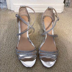 Used Jewel Badgkey Mischka Wedges